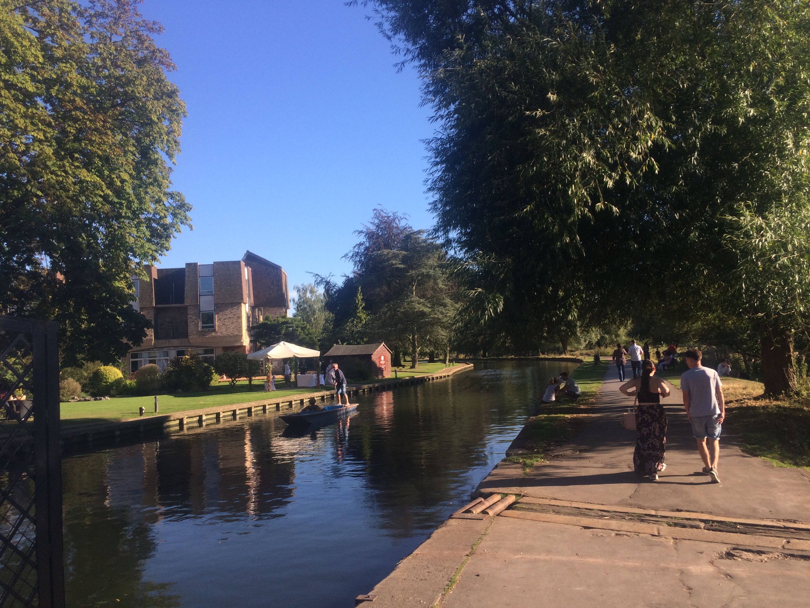 A sunny day by the river in Cambridge
